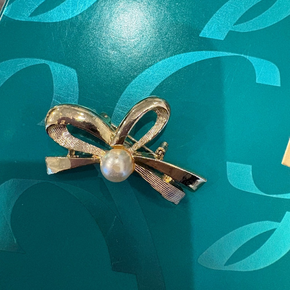 Vintage Gold tone Bow Brooch with Pearl Accent